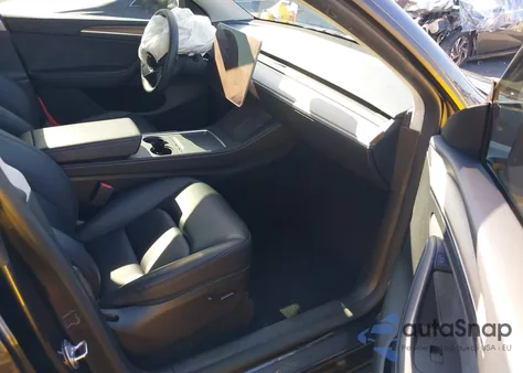 2024 Tesla Model Y Long Range Dual Motor All-Wheel Drive/Rwd z USA, uszkodzony, nr VIN 7SAYGDED7RF095496